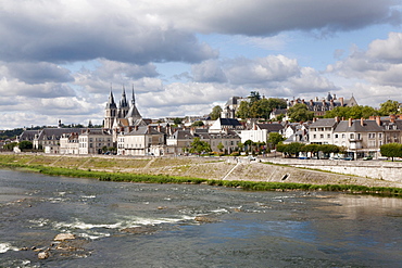 City view over the Loire with bridge and Saint Nicolas churc, Blois, Departement Loir-et-Cher, Region Central, France, Europe