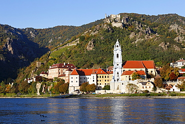 Duernstein with Stiftskirche collegiate church and castle ruins, view over the Danube river, Wachau, Waldviertel, Lower Austria, Austria, Europe