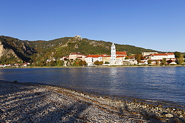 Duernstein with Stiftskirche collegiate church and castle ruins, view over the Danube river, Danube banks in Rossatzbach, Wachau, Waldviertel, Lower Austria, Austria, Europe