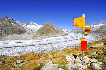 Guidepost for hikers on the Aletsch Panorama Trail, above the Aletsch Glacier, Canton of Valais, Switzerland, Europe