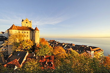 View down to the historic town centre of Meersburg with the historical castle, Lake Constance district, Baden-Wuerttemberg, Germany, Europe