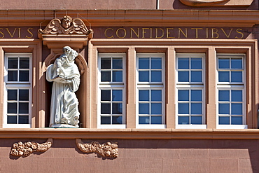 Figure, facade decoration, Rotes Haus, Red House on Hauptmarkt square, Trier, Rhineland-Palatinate, Germany, Europe