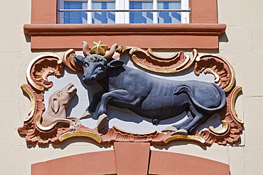 Figure, facade decoration, Hauptmarkt square, Trier, Rhineland-Palatinate, Germany, Europe