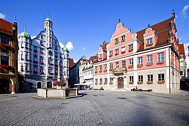 Town hall and market fountain in the market square, Grosszunft building on the right, Memmingen, Lower Allgaeu, Allgaeu, Swabia, Bavaria, Germany, Europe