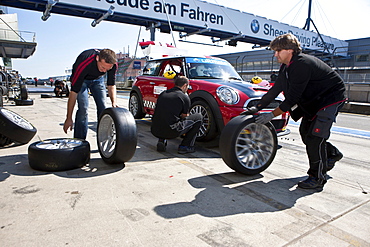 Tyre change, race of the Mini Coopers, Mini Challenge at the Oldtimer Grand Prix 2010, a classic car race, Nuerburgring race track, Rhineland-Palatinate, Germany, Europe