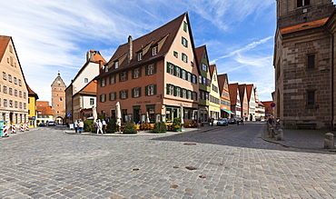 Weinmarkt square and Turmgasse street, Woernitztor gate at the back, historic district of Dinkelsbuehl, administrative district of Ansbach, Middle Franconia, Bavaria, Germany, Europe