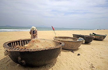 Beach and traditional fishing boats at Hoi An, Central Vietnam, Vietnam, Asia