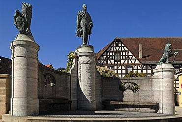 Monument to Prince Regent Luitpold of Bavaria, 1911, right and left lions with the Bavarian coat of arms, Kammereckerplatz, Heilsbronn, Middle Franconia, Bavaria, Germany, Europe