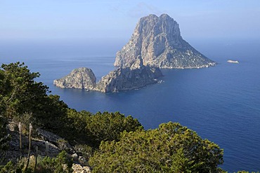 Mirador del Savinar with the islands of Es Vedranell and Es Vedra, Ibiza, Pityuses, Balearic Islands, Spain, Europe