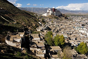 Rebuilt Shigatse Dzong fortress with Tibetan old town of Shigatse, Central Tibet, Tibet, China, Asia