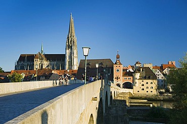 Regensburg Cathedral, UNESCO World Heritage Site, Steinerne Bruecke bridge, Bruecktor gate, Danube, Regensburg, Upper Palatinate, Bavaria, Germany, Europe