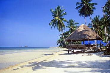 Restaurant on the beach, coconut palm trees, Kai Bae Beach, Koh Chang Island, Trat, Thailand, Southeast Asia