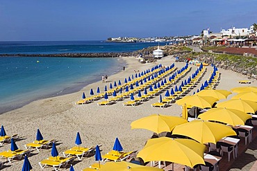 Yellow sun umbrellas on a sandy beach, Playa Dorada, Playa Blanca, Lanzarote, Canary Islands, Spain, Europe