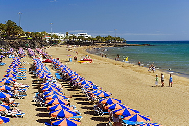 Beach umbrellas on the sandy beach, Playa Grande, Puerto del Carmen, Lanzarote, Canary Islands, Spain, Europe