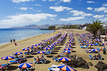 Beach umbrellas on the sandy beach, Playa Grande, Puerto del Carmen, Lanzarote, Canary Islands, Spain, Europe