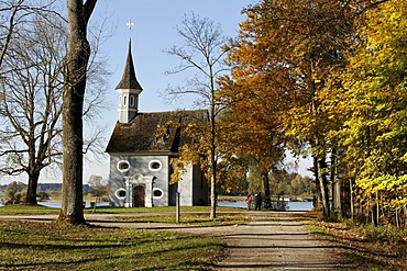 Seekapelle zum Heiligen Kreuz, Holy Cross Chapel, in autumn, Herreninsel island, lake Chiemsee, Chiemgau, Upper Bavaria, Germany, Europe