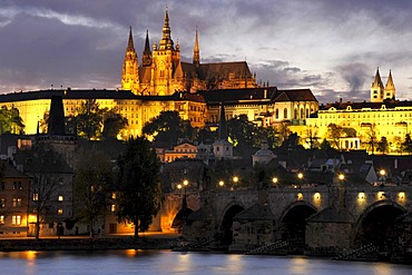 Vltava river, Charles Bridge, St. Vitus Cathedral, Prague Castle, Hradcany, Prague, Bohemia, Czech Republic, Europe