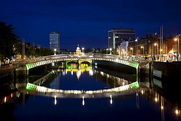 Illuminated Ha'penny Bridge in front of Liberty Hall, Custom House and O'Connell Bridge, Dublin, Republic of Ireland, Europe