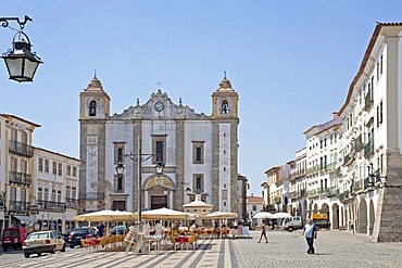 Praca do Giraldo square with the Collegiate Church of Santo Antao, evora, Alentejo, Portugal, Europe