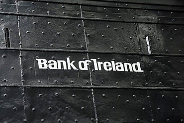 Logo of the Bank of Irelandauf on a solid metal door, Dublin, Republik of Ireland, Europe