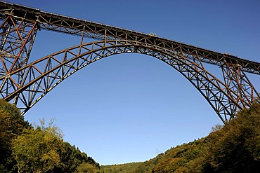 Muengstener Bridge, 107 m above the Wupper River, the highest railway bridge in Germany, between Wuppertal and Solingen, North Rhine-Westphalia, Germany, Europe