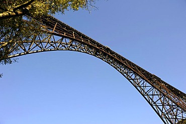 Muengstener Bridge, 107 m above the Wupper River, the highest railway bridge in Germany, between Wuppertal and Solingen, North Rhine-Westphalia, Germany, Europe