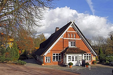 Historic thatched cottage, 400 years old, Alster Au restaurant and hotel on the Inner Alster lake in Duvenstedt district, Walddoerfer forest villages, Hamburg, Germany, Europe