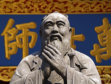 Statue of Confucius, Temple of Confucius, Shanghai, China, Asia