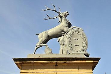 Colossal figure of a stag, heraldic animal, Wasseralfingen iron casting by Antonio Isopi, main entrance and courtyard, Neues Schloss castle, Schlossplatz, Stuttgart, Baden-Wuerttemberg, Germany, Europe