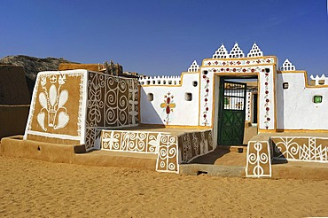 Typical entrance to a farm with traditionally painted exterior walls, Thar Desert, Rajasthan, India, Asia