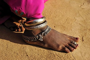 Foot an Indian woman with traditional silver jewelry, Thar Desert, Rajasthan, India, Asia