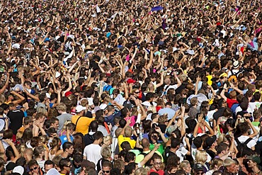 Loveparade 2010, huge crowds celebrate in front of stage moments before many revellers are crushed to death in tragic tunnel accident, Duisburg, Ruhr Area, North Rhine-Westfalia, Germany, Europe