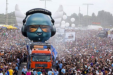 Loveparade 2010, huge crowds celebrate before many revellers are crushed to death in tragic tunnel accident, Duisburg, Ruhr Area, North Rhine-Westfalia, Germany, Europe