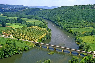 River Dordogne seen from Domme, Departement Dordogne, Region Aquitaine, France, Europe