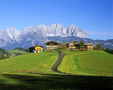 Farm houses, Ellmau valley in front of the Wilder Kaiser mountain range, Tyrol, Austria, Europe