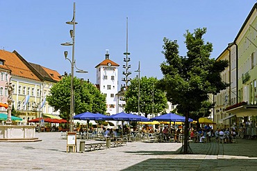 May pole, Jacklturm tower, Stadtplatz town square, Traunstein, Upper Bavaria, Bavaria, Germany, Europe