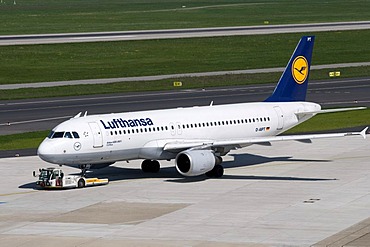 Airport, airfield, aircraft, Lufthansa airline, Airbus A320-200, D-AIPT, Duesseldorf, Rhineland, North Rhine-Westphalia, Germany, Europe