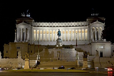 Monument to Vittorio Emanuele II, also known as Vittoriano or Altare della Patria, designed by Giuseppe Sacconi in 1885, later also tomb of the Unknown Soldier, by night, Piazza Venezia, Rome, Italy, Europe