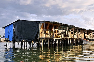 Poor dwellings, wooden stilt houses, mangrove area in the estuary of the Rio Anchicaya river in the Pacific at high tide, Bajamar slum, Buenaventura, Valle del Cauca, Colombia, South America