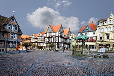 Market square with City Hall and memorial to Duke Augustus the Younger, Wolfenbuettel, Lower Saxony, Germany, Europe