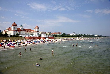 Beach and promenade in the seaside resort and spa town of Binz, Ruegen island, Mecklenburg-Western Pomerania, Germany, Europe