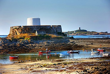 Fort Grey, now a museum, boats lying dry on the seabed at low tide, Rocquaine Bay, Guernsey, Channel Islands, Europe