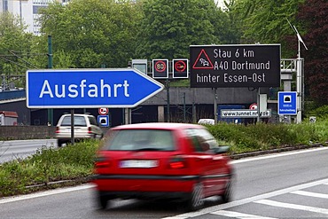 Electronic sign warning of traffic jams on the A40 motorway or Ruhrschnellweg, Essen, North Rhine-Westphalia, Germany, Europe