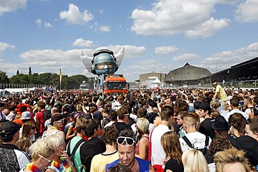 Crowding in front of a float, Loveparade 2010, Duisburg, North Rhine-Westfalia, Germany, Europe