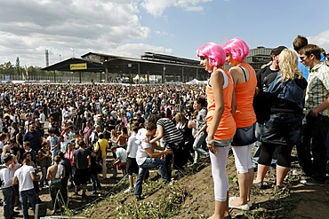 Crowds at the Loveparade 2010, Duisburg, North Rhine-Westfalia, Germany, Europe