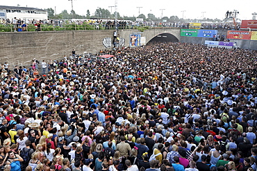 Young people pushing towards the exit causing a jam, mass panic leaving 21 dead, Loveparade 2010, Duisburg, North Rhine-Westfalia, Germany, Europe