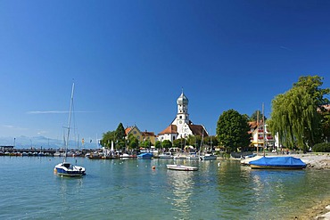 Parish church and Schloss Wasserburg castle in Wasserburg am Bodensee, Lake Constance, Baden-Wuerttemberg, Germany, Europe