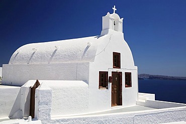 White church in front of blue sea, Oia, Santorini, Cyclades, Greece, Europe