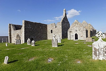 Cathedral and Temple Dowling, Clonmacnoise Monastery, County Offaly, Leinster, Republic of Ireland, Europe