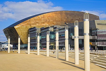 Roald Dahl Plass, public plaza, with Wales Millennium Centre, Canolfan Mileniwm Cymru, Cardiff Bay, Cardiff, Caerdydd, Wales, United Kingdom, Europe